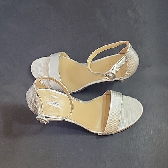 NATURALIZER ALMOND TOE ADJUSTABLE BUCKLE ANKLE STRAP SANDAL - Picture 4 of 14